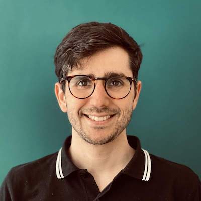 Profile picture of Adrián Moreno Peña (@zetxek), smiling over a petroleum color background